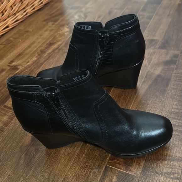 Clarks black leather wedge boots/ booties w/ zipper and buckle accent, 8 - Picture 2 of 7